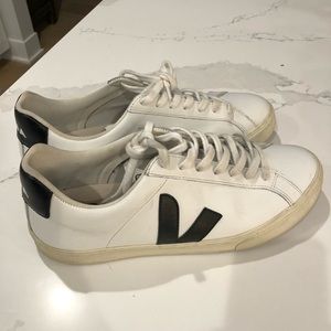 Veja Esplar Mens 9, women’s 11